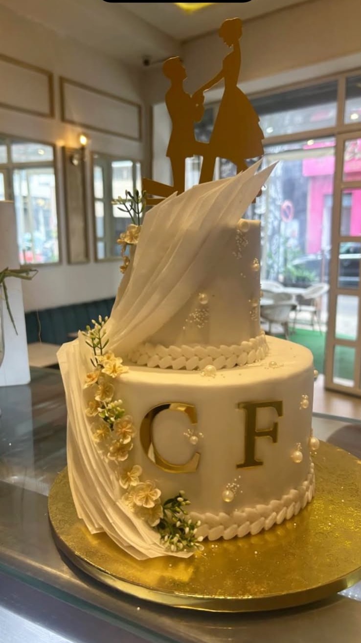 Gâteau de fiançailles aux initiales dorées