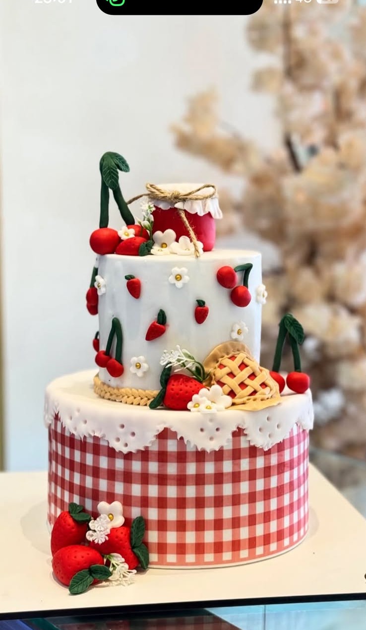 Gâteau aux fraises fraîches et décor vichy rouge